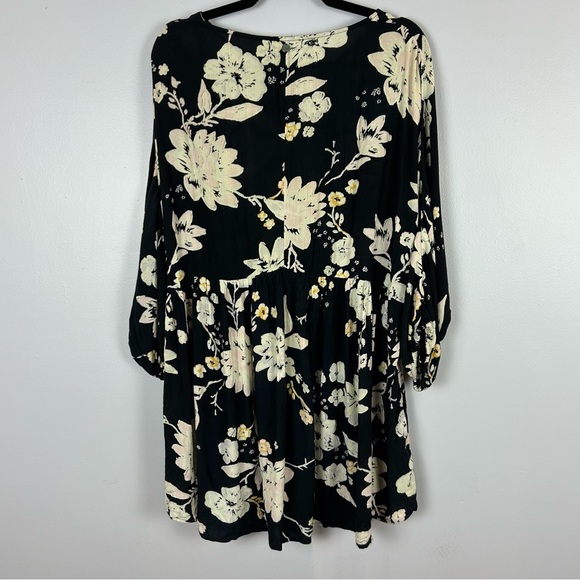 Billabong Black and Cream Bishop Sleeve Floral Oversized Tunic Size Medium - Picture 9 of 9